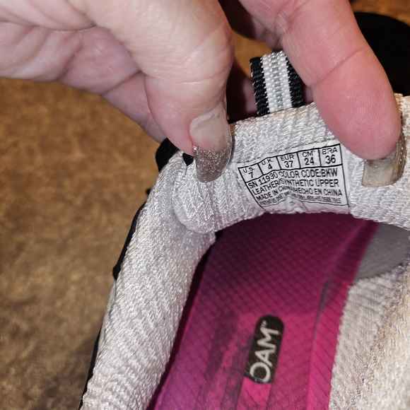 Sketchers Runners - Size 7 - Picture 4 of 4